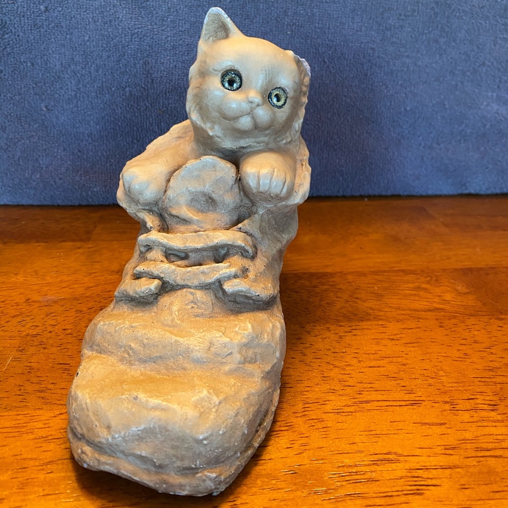 Lemart Originals cat/kitten in shoe/boot sculptur